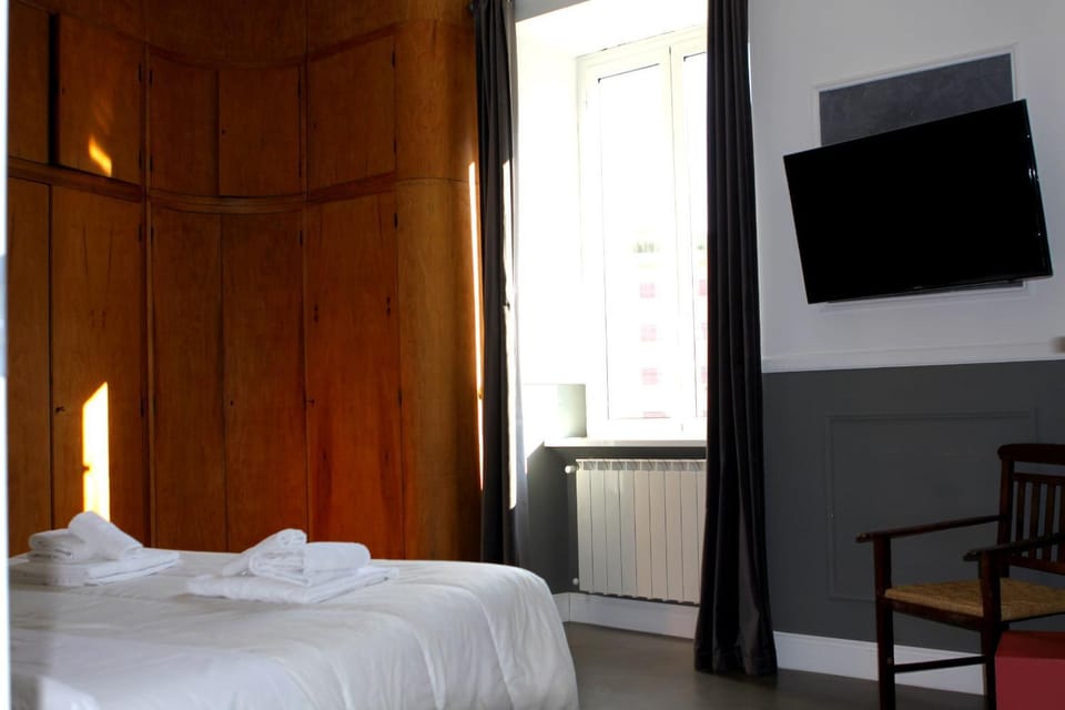 Bed, TV and multimedia, Photo of the whole room, Bedroom