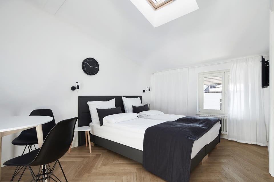 Bed, TV and multimedia, Photo of the whole room, Bedroom