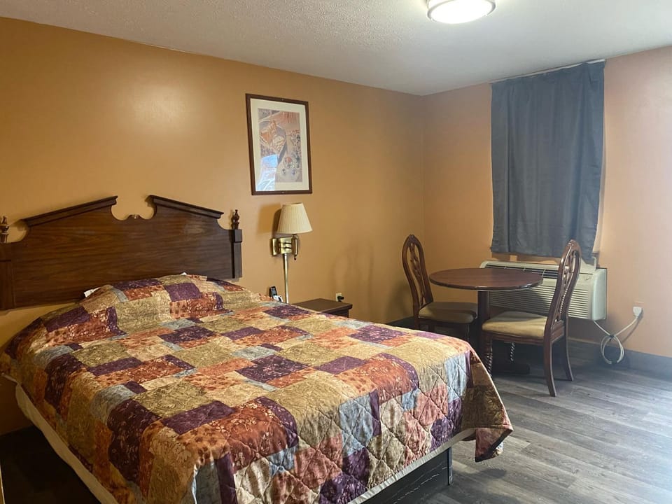 Bed, Photo of the whole room, Seating area, Bedroom