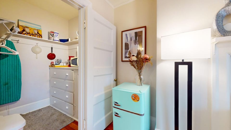Large Private Room,Shared Bath, BU, Fenway, MBTA Apartment in Brookline