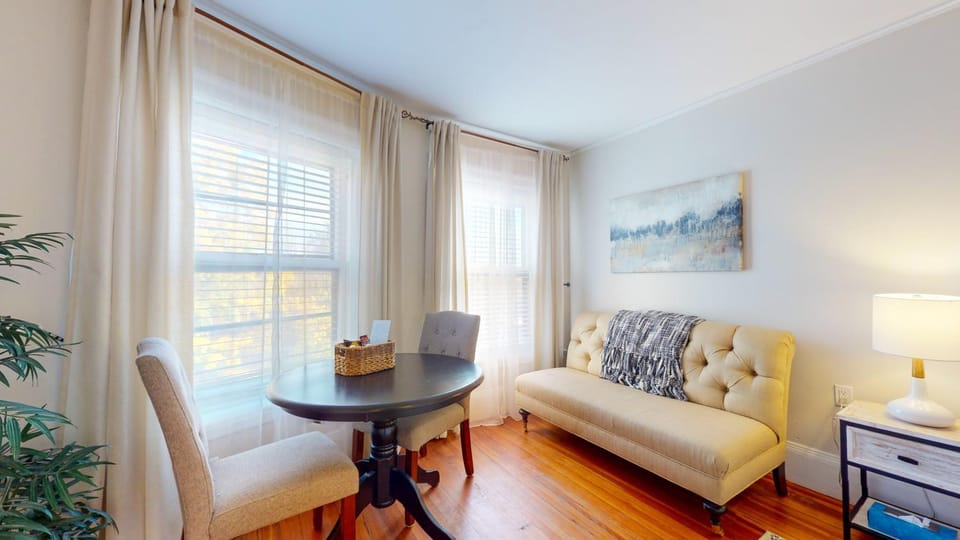 Large Private Room,Shared Bath, BU, Fenway, MBTA Apartment in Brookline