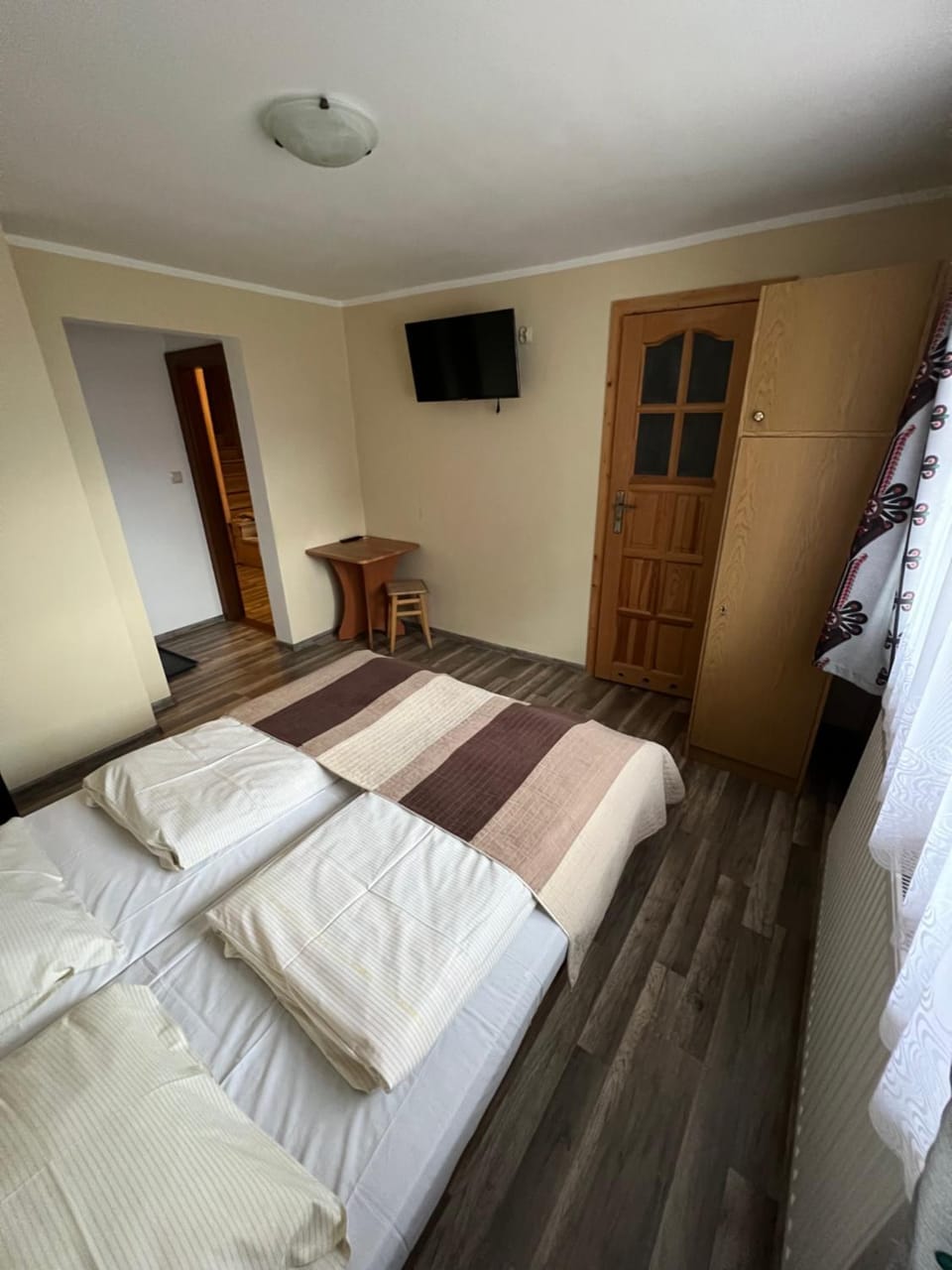 Bed, TV and multimedia, Photo of the whole room
