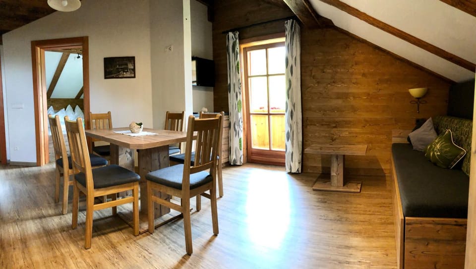 Seating area, Dining area