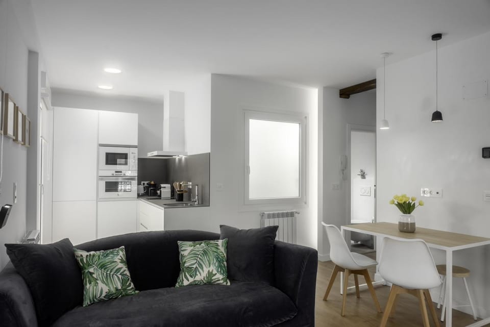 Kitchen or kitchenette, Living room, Seating area, Dining area