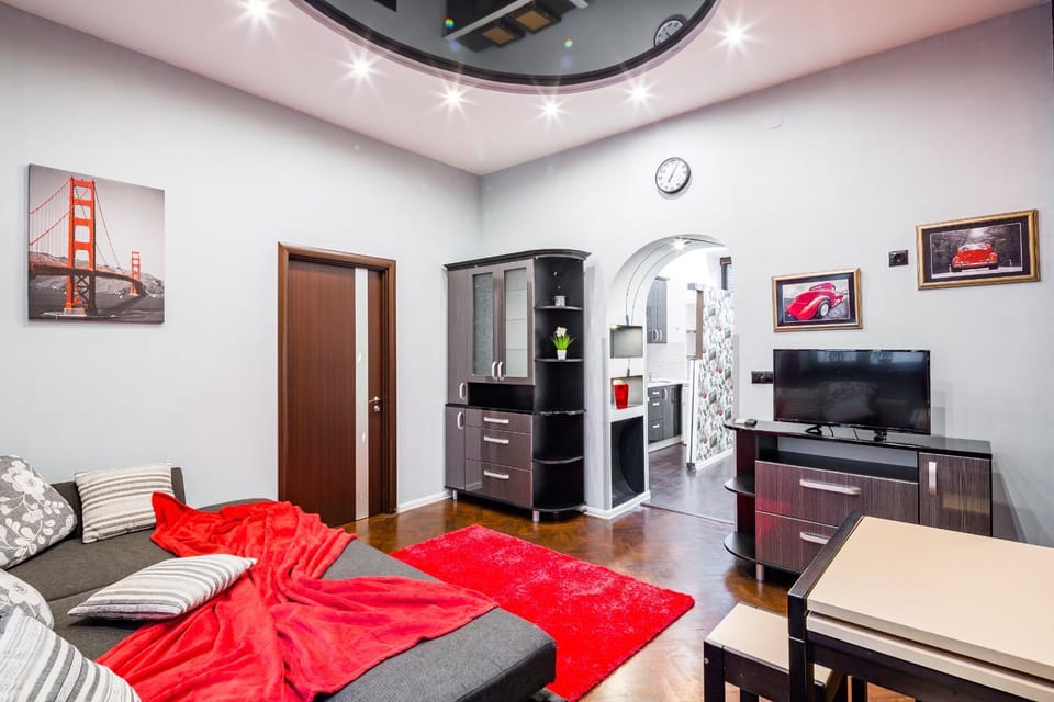 Bed, TV and multimedia, Living room, Photo of the whole room, Decorative detail