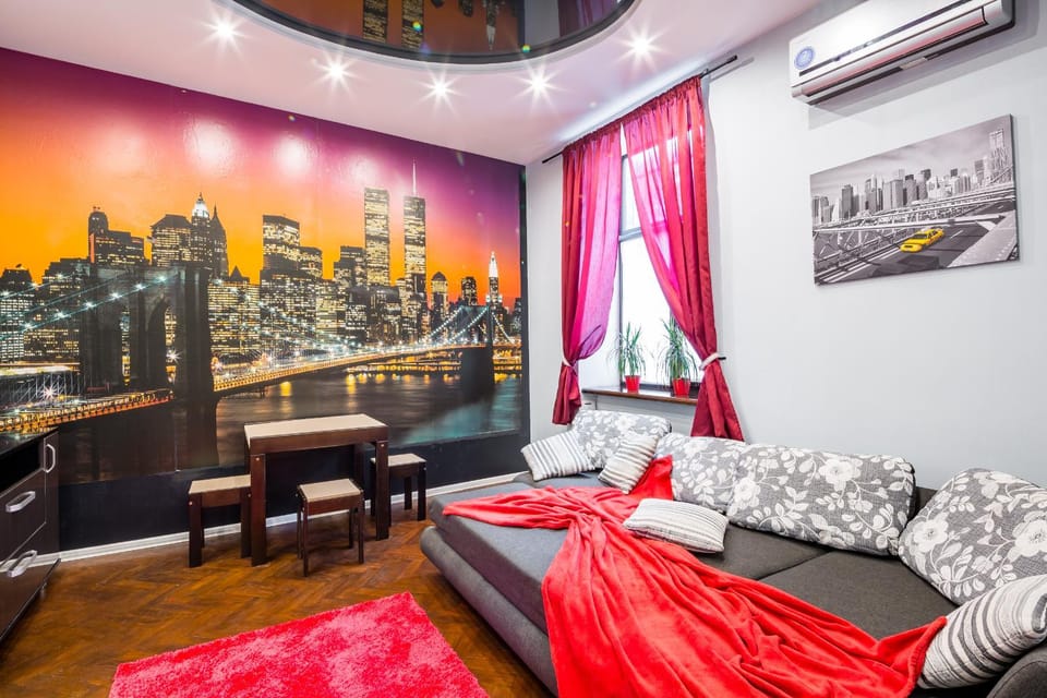 Bed, Living room, Photo of the whole room, Decorative detail, Bedroom