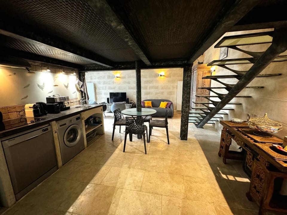 Kitchen or kitchenette, Living room, Seating area, Dining area, dishwasher, stove, toaster, washing machine
