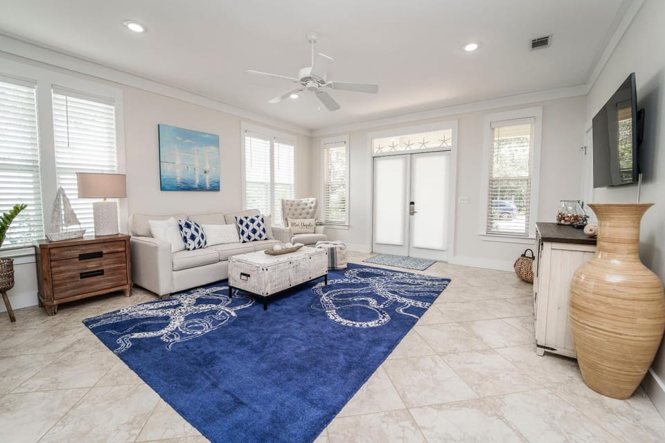 TV and multimedia, Living room, Decorative detail, Seating area, Guests, group of guests