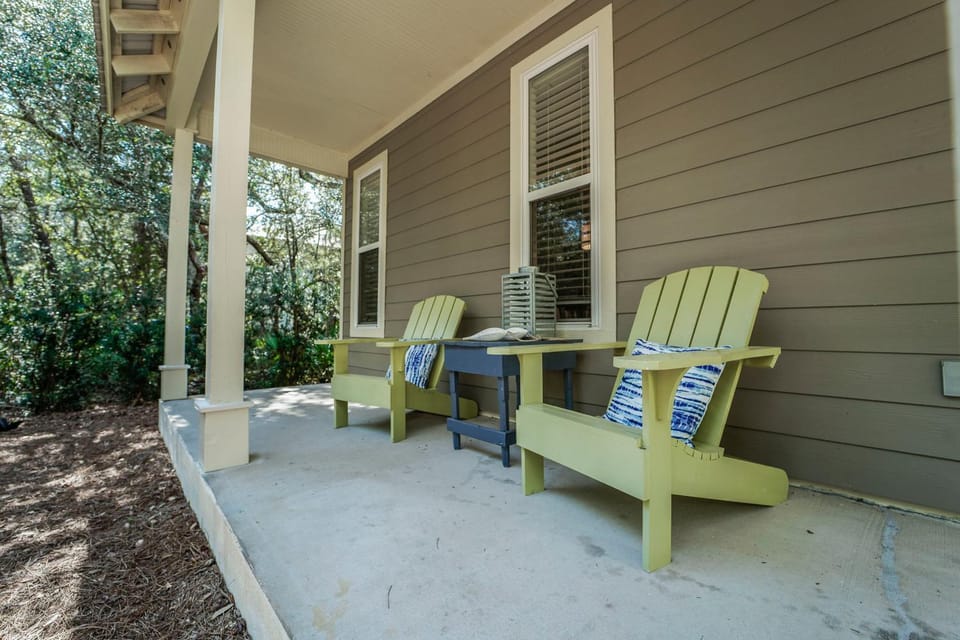 Patio, Decorative detail, Seating area, Guests, group of guests
