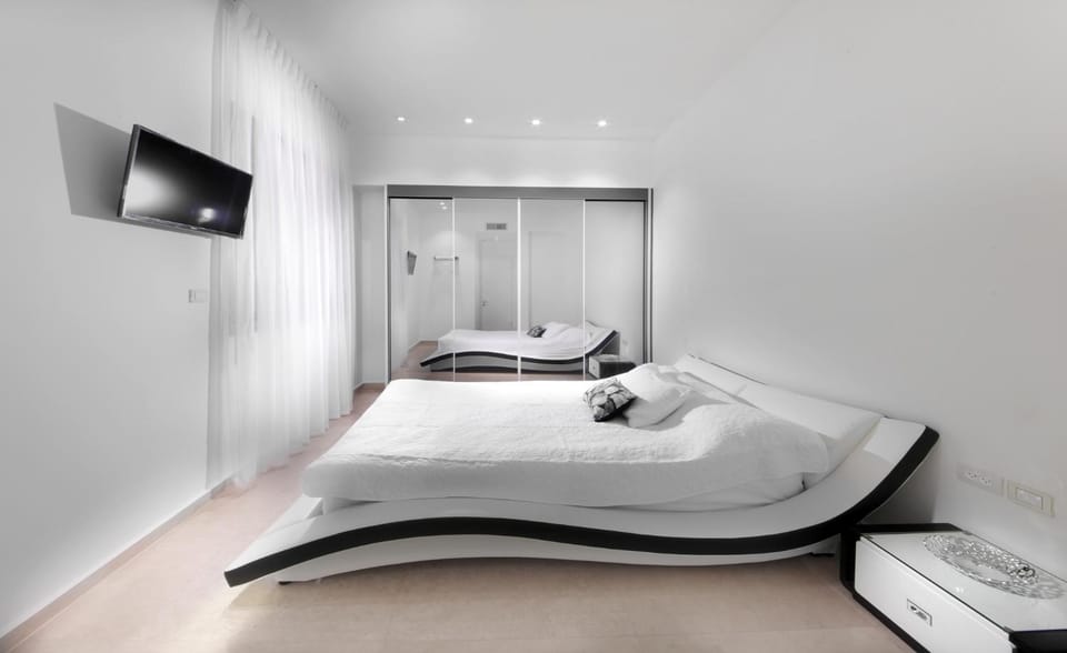Bedroom, City view