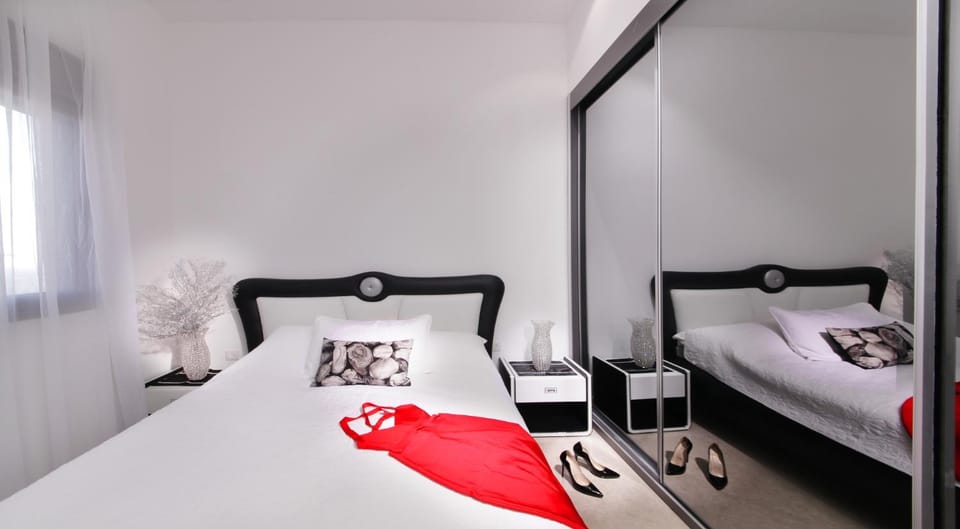 Bedroom, City view