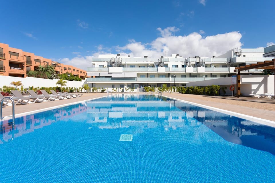 Property building, Swimming pool, sunbed