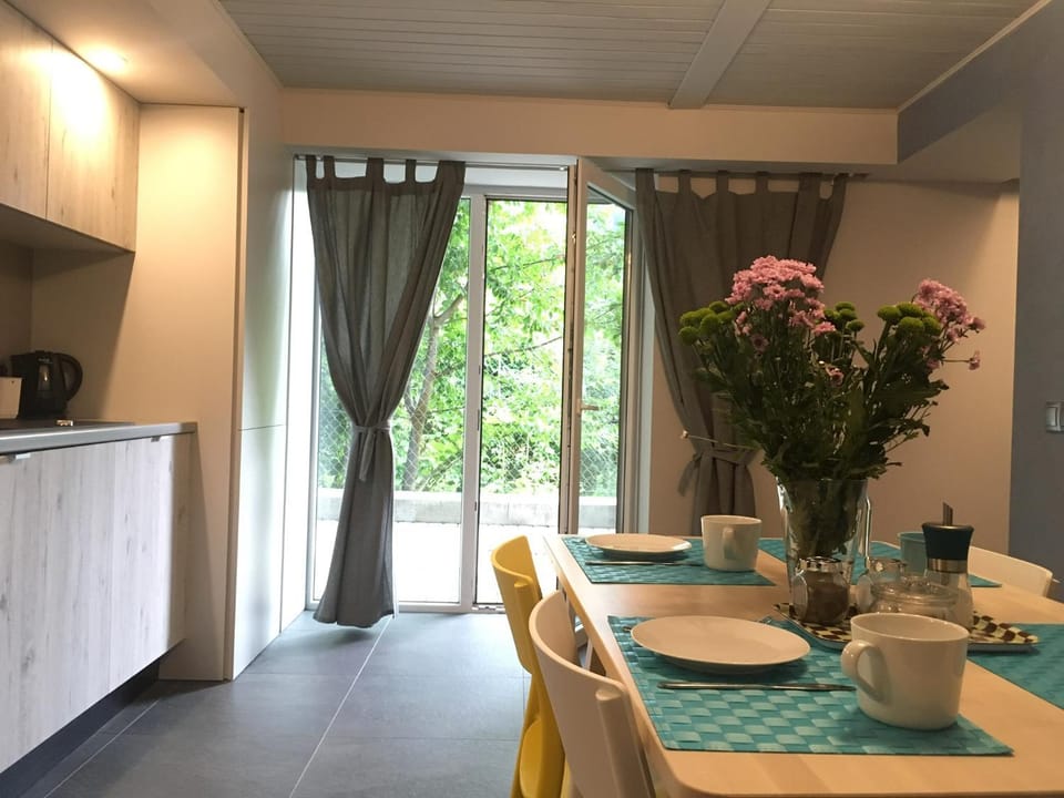 Seating area, Dining area, Garden view