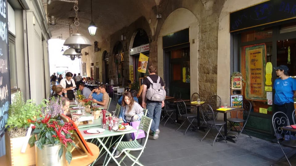 Property building, Nearby landmark, Restaurant/places to eat, Neighbourhood, Supermarket/grocery shop, Shopping Area