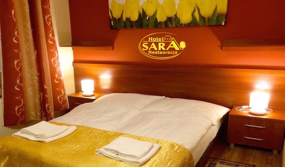 Toilet, Bed, Property logo or sign, BBQ facilities, Garden, Bathroom, TV and multimedia, Photo of the whole room, Seating area, Bedroom, Garden view, Swimming pool, Buffet breakfast, Non alcoholic drinks
