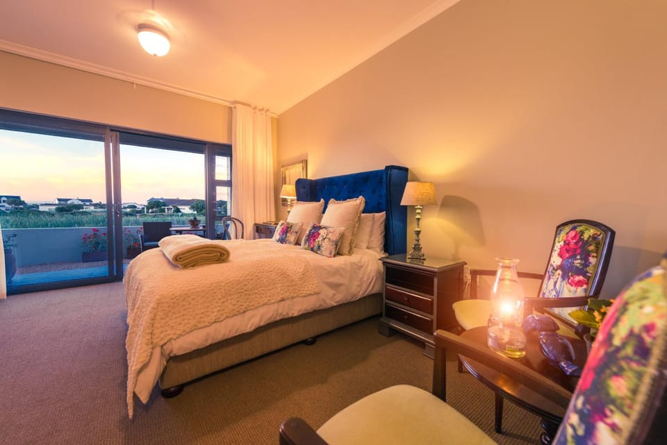 Photo of the whole room, Garden view