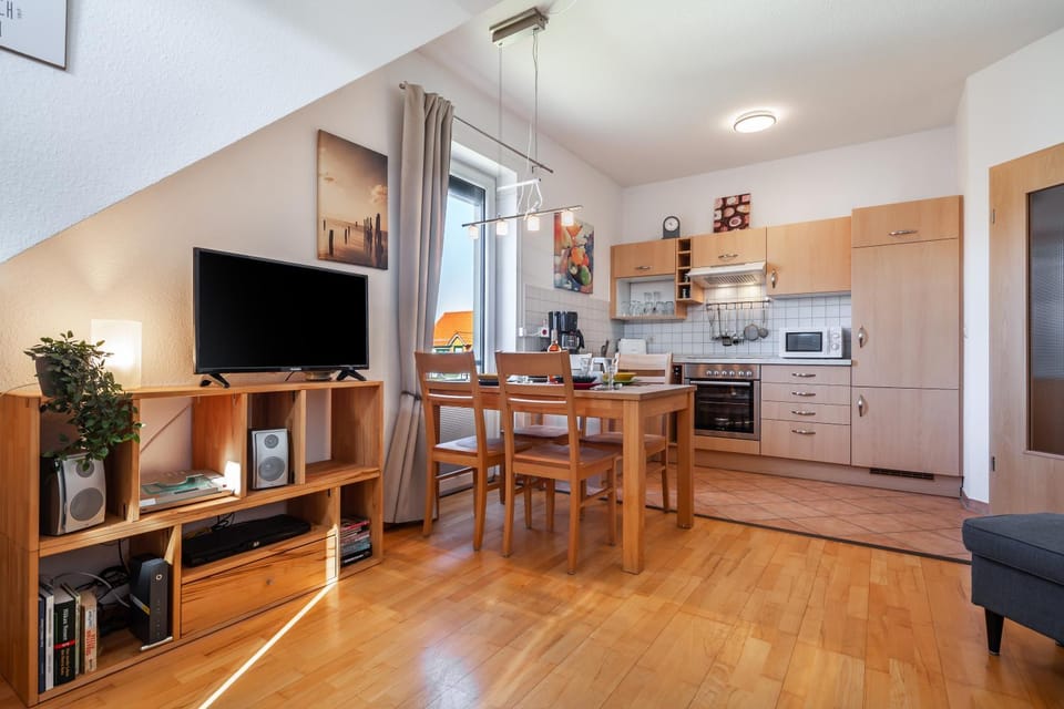 TV and multimedia, Seating area, Dining area