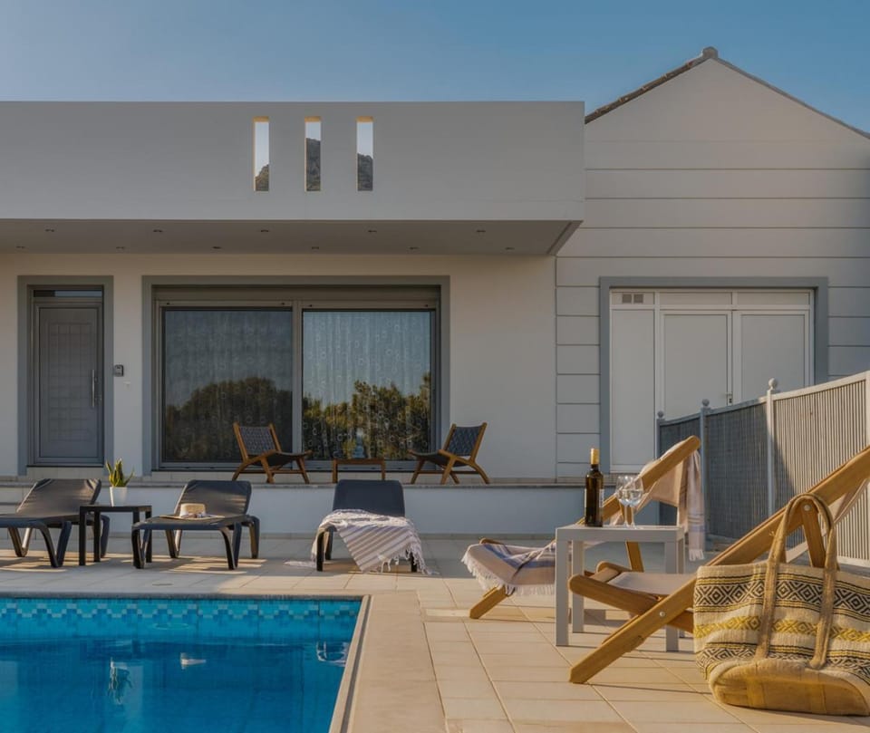Property building, Patio, Day, Pool view, Swimming pool, Breakfast, sunbed