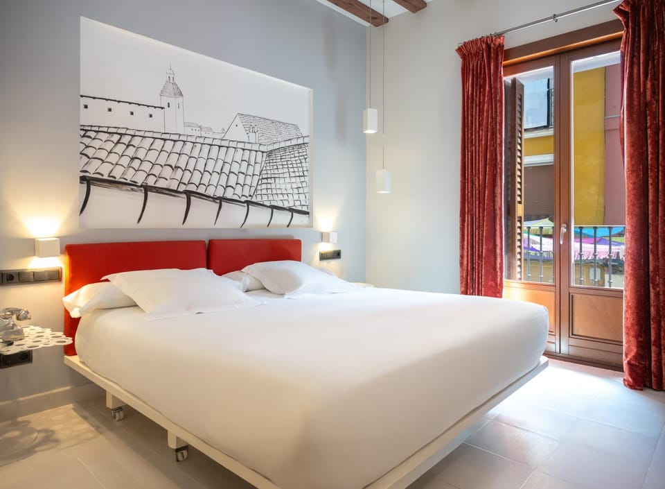 Photo of the whole room, Bedroom