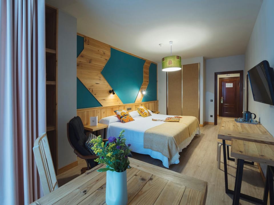 Bed, TV and multimedia, Photo of the whole room
