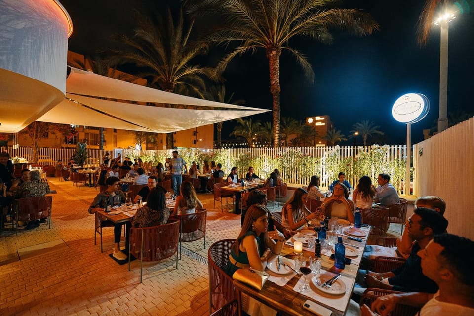 Restaurant/places to eat, Night, Food and drinks