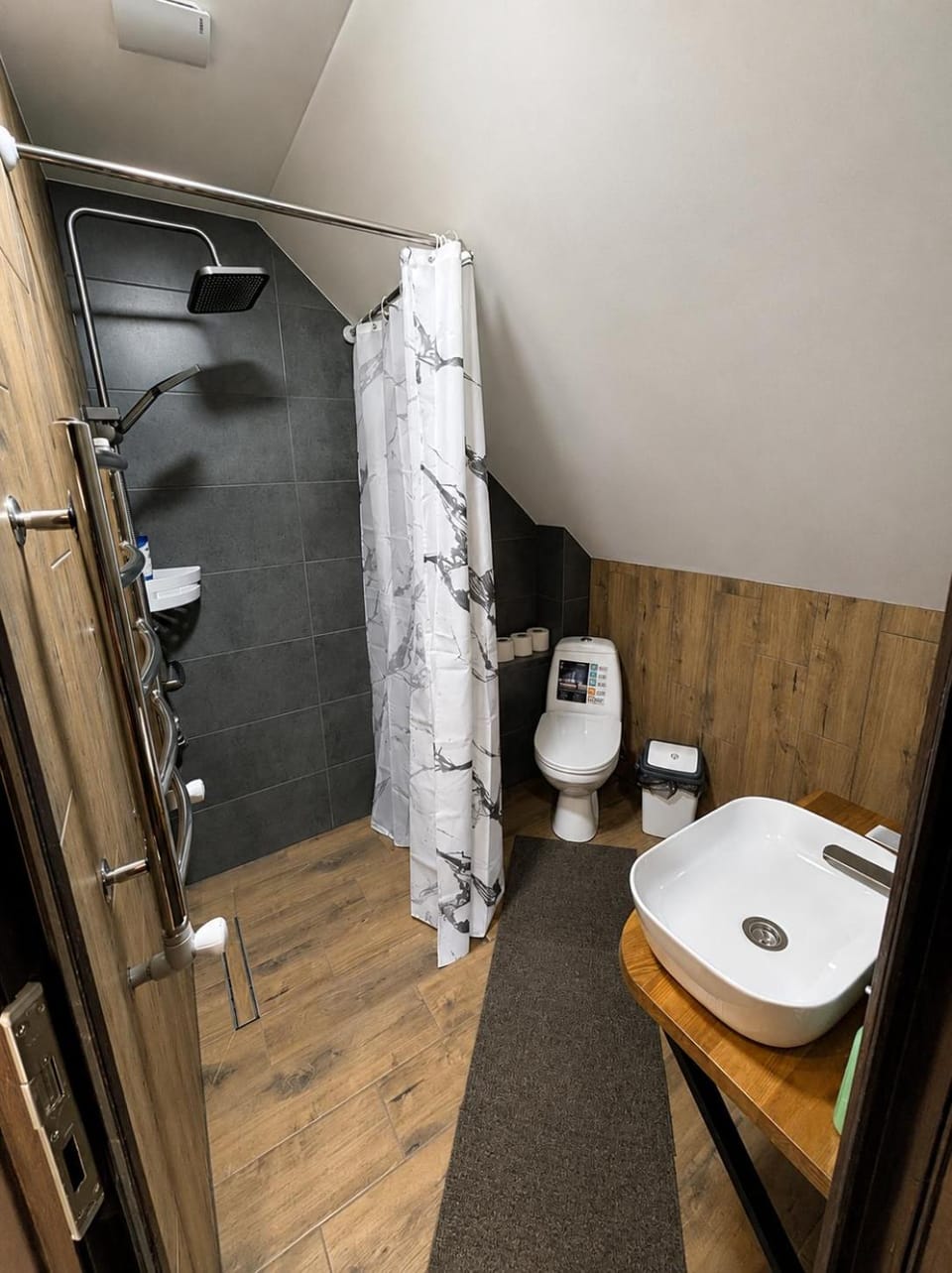 Shower, Toilet