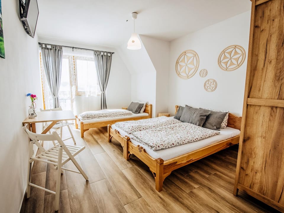 Bed, TV and multimedia, View (from property/room), Other, Photo of the whole room, Decorative detail, Bedroom, On site, Garden view, Mountain view, Area and facilities