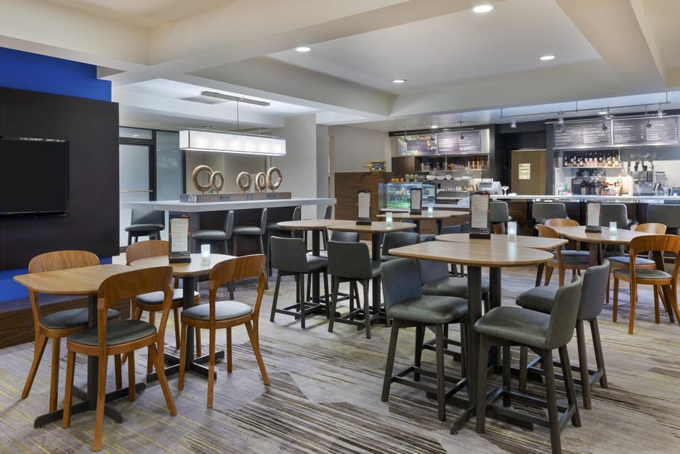 Restaurant/places to eat, Food and drinks, Dining area, Breakfast