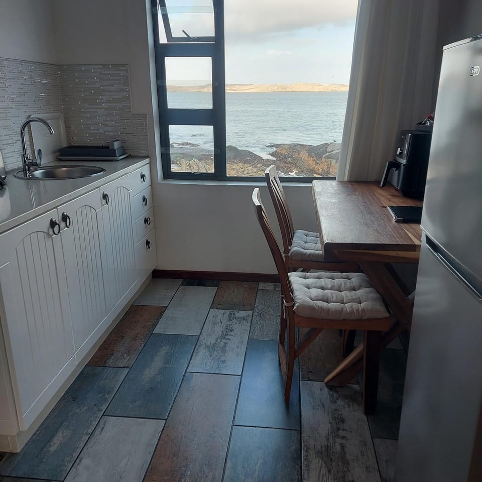Coffee/tea facilities, Kitchen or kitchenette, Sea view