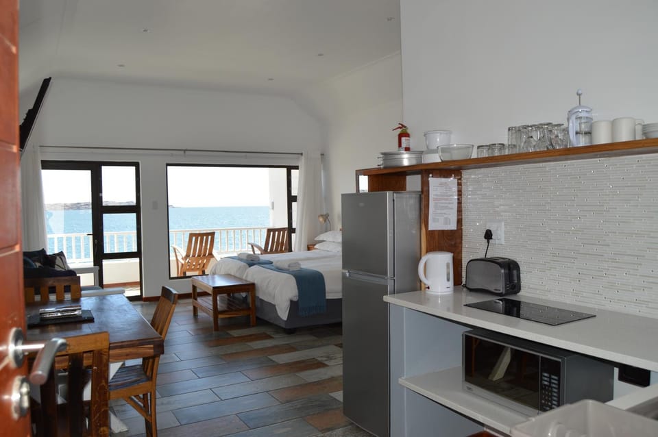 Bed, Coffee/tea facilities, Sea view