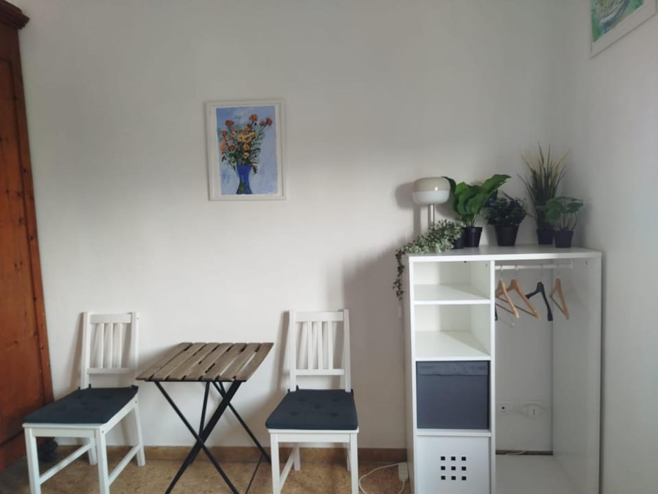 Treehouse - Spacious Private Rooms in Central Pisa Near Station & Airport Bed and Breakfast in Pisa