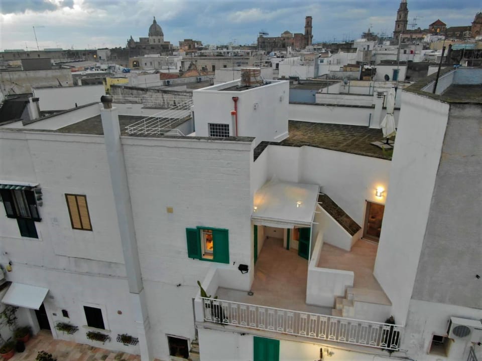 Property building, Bird's eye view, Balcony/Terrace