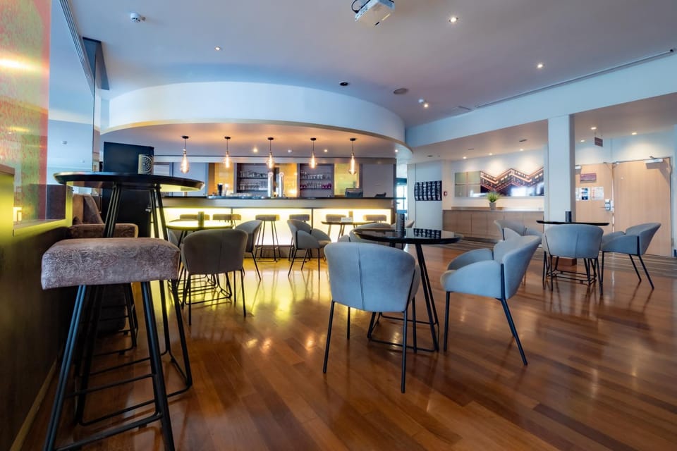 Restaurant/places to eat, Lounge or bar