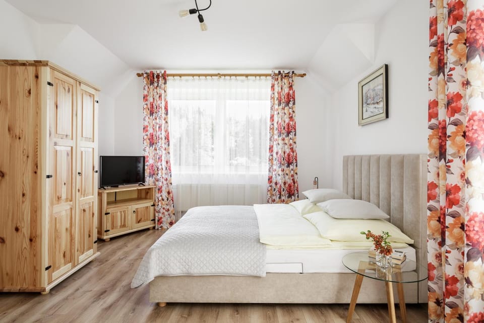 Bed, TV and multimedia, Photo of the whole room, Bedroom, bunk bed, wardrobe
