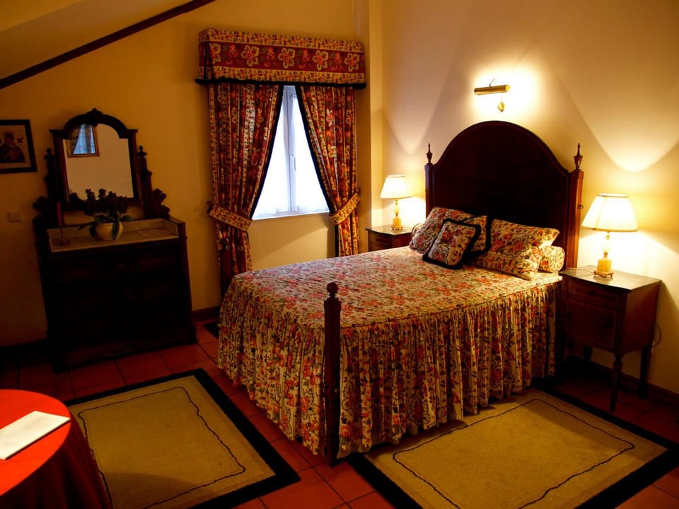 Bed, Photo of the whole room, Seating area, Bedroom