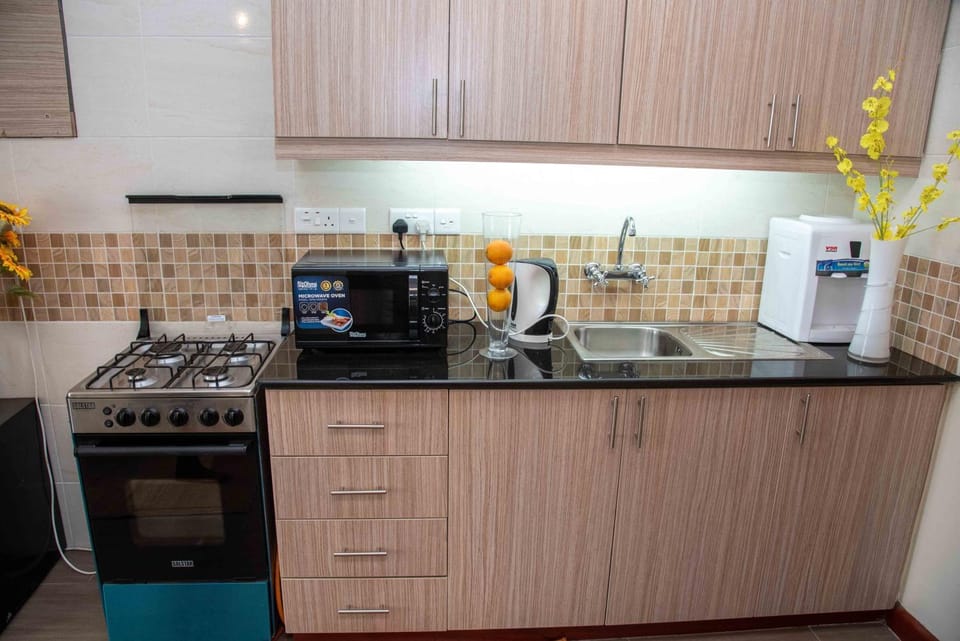 Kitchen or kitchenette, minibar