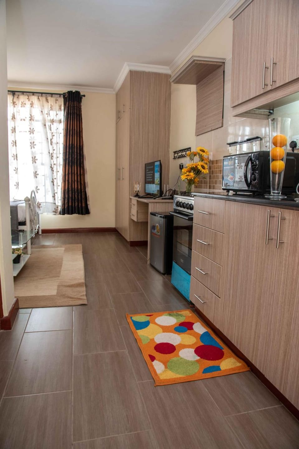 Kitchen or kitchenette, minibar