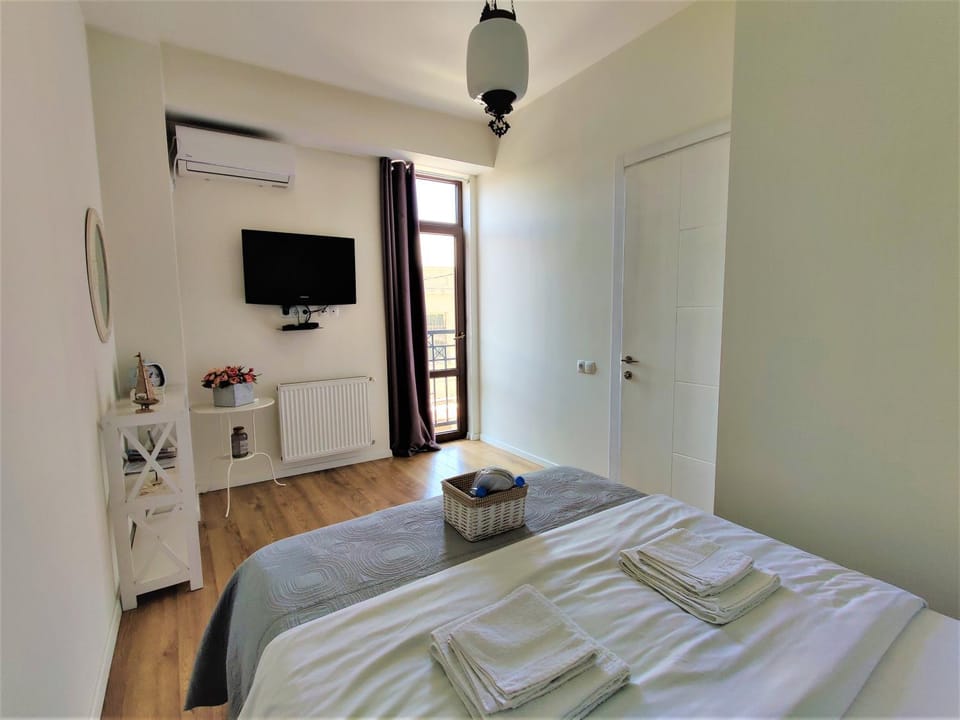 Bed, TV and multimedia, Bedroom, towels, air conditioner