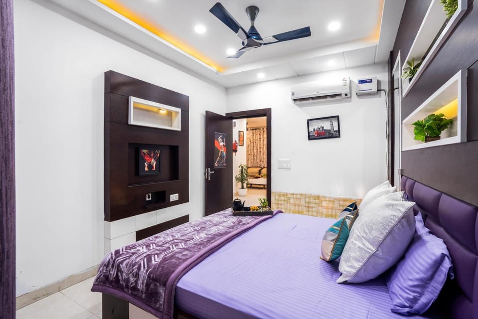 Bed, Photo of the whole room, Bedroom, fireplace, air conditioner