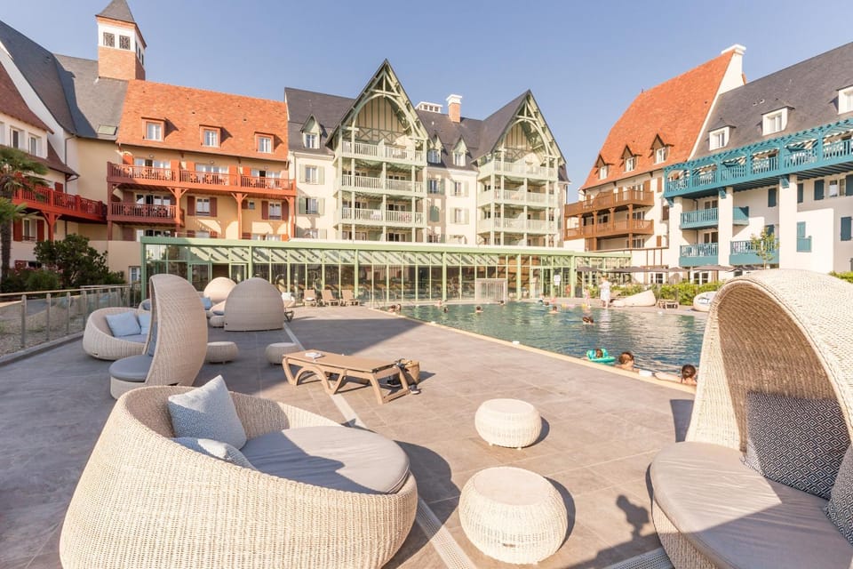 Property building, Patio, Day, Summer, Pool view, Area and facilities, Swimming pool, sunbed