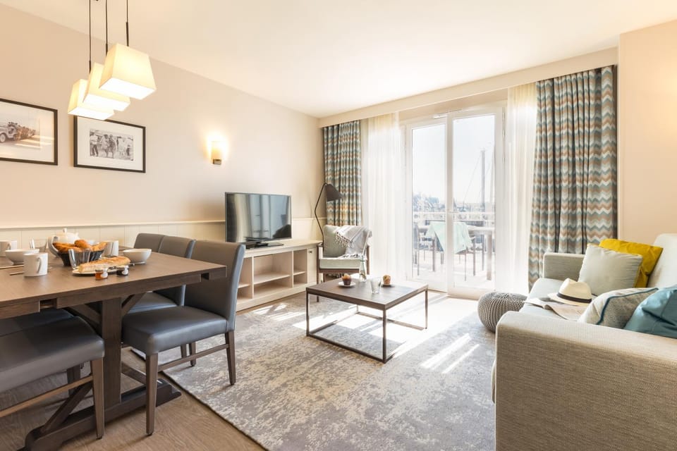 Communal lounge/ TV room, Day, TV and multimedia, Balcony/Terrace, Living room, Seating area, Dining area