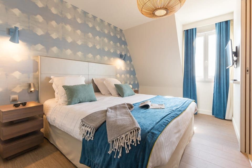 Bed, TV and multimedia, Photo of the whole room, Bedroom, towels