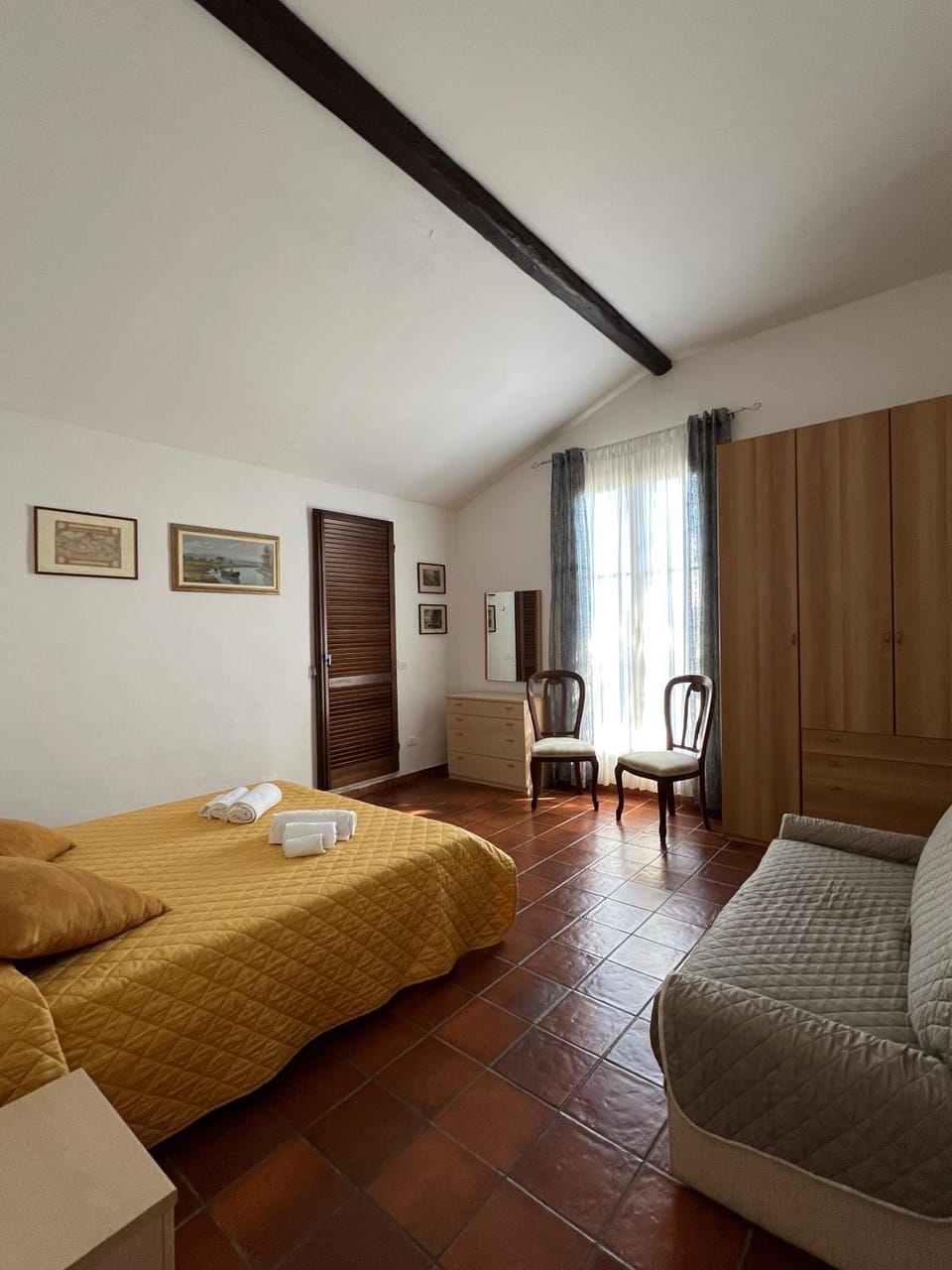 Bed, Photo of the whole room, wardrobe