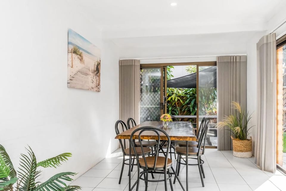 Mango Tree 4 - 63 Shirley Street House in Byron Bay