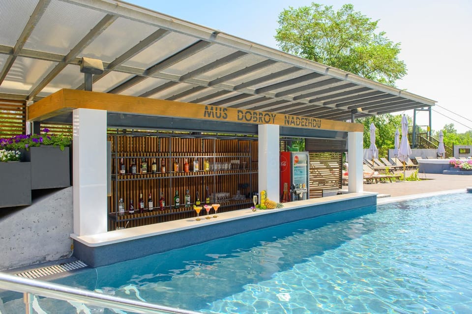 Restaurant/places to eat, Pool view, Swimming pool, Drinks