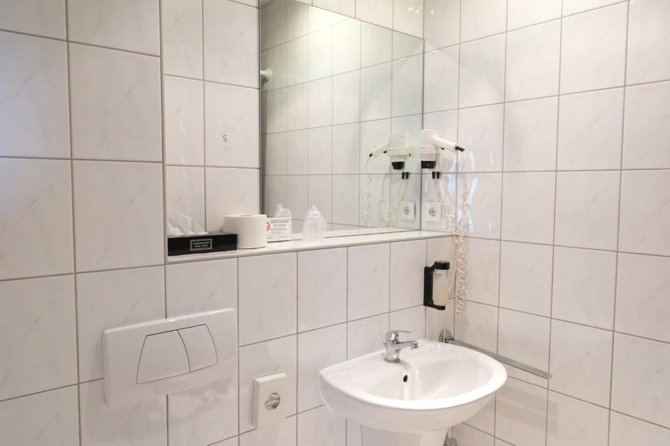 Shower, Bathroom, hair dryier, towels