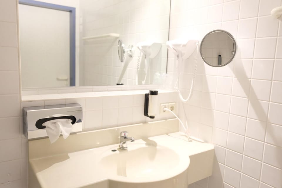 Bathroom, hair dryier, towels