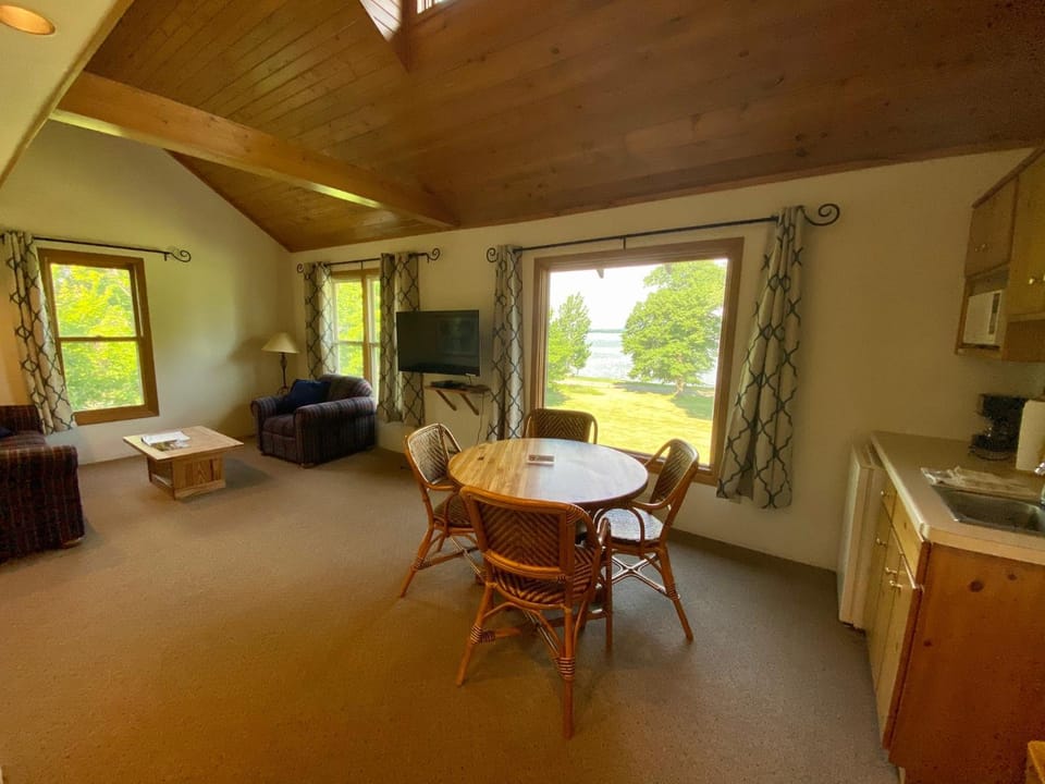 Kitchen or kitchenette, Seating area