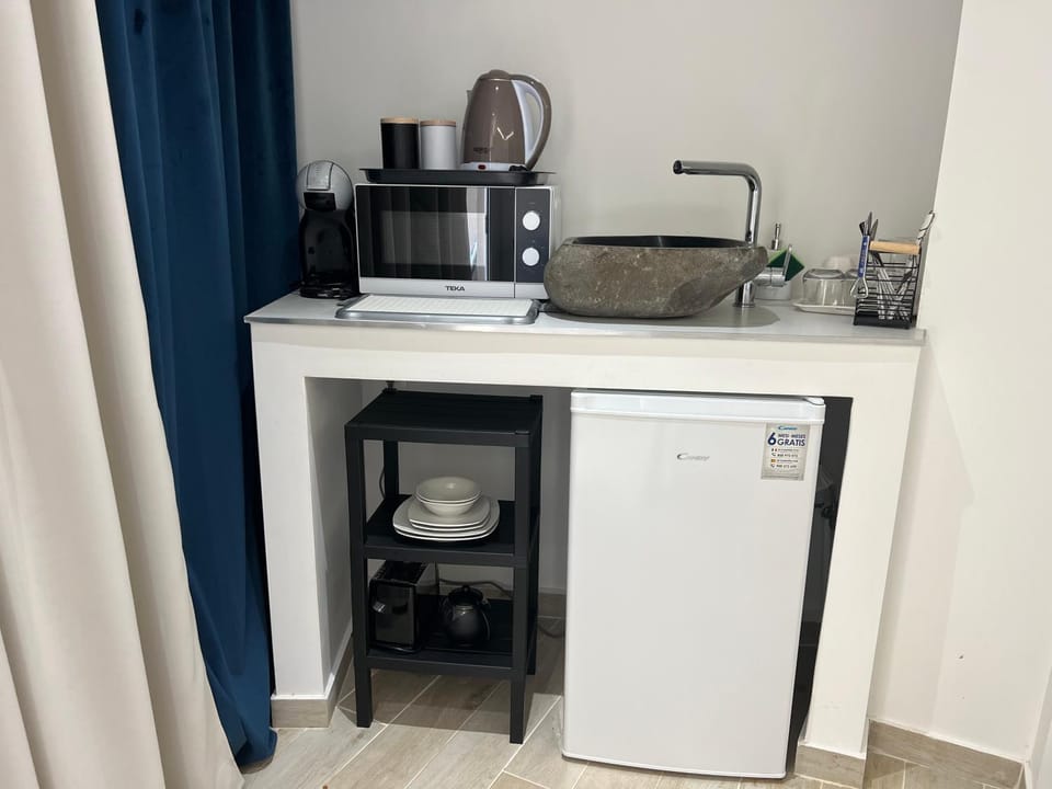 Coffee/tea facilities, microwave, toaster