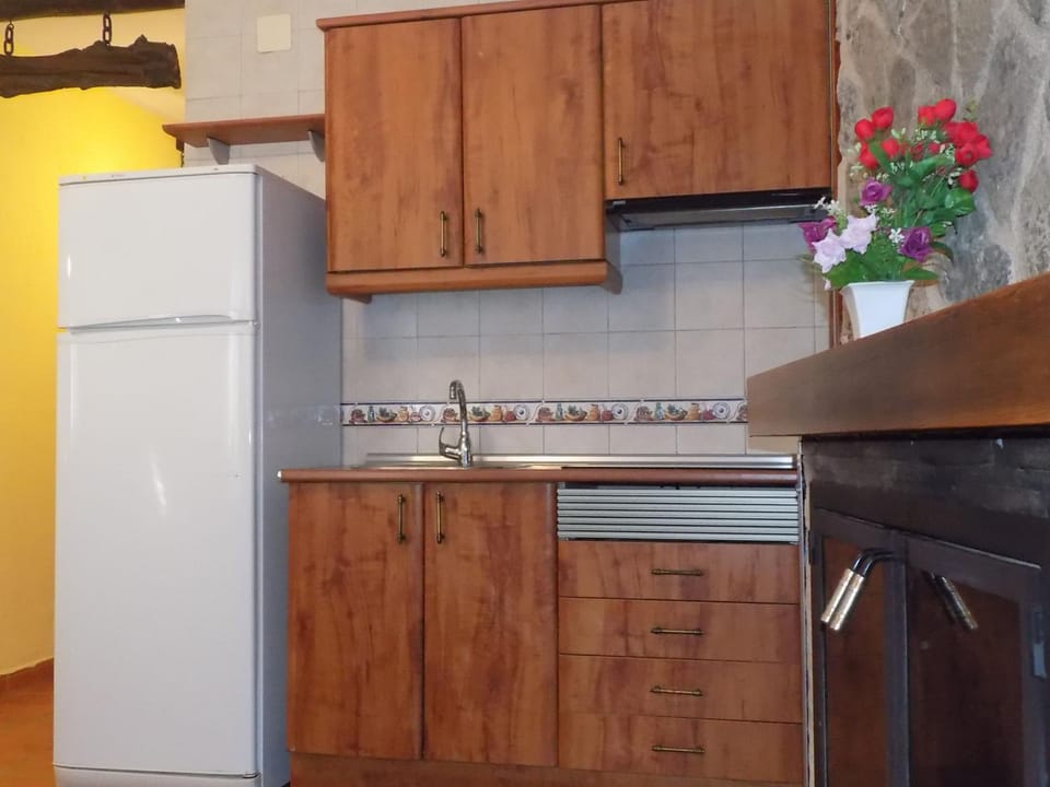 Kitchen or kitchenette, internet, stove